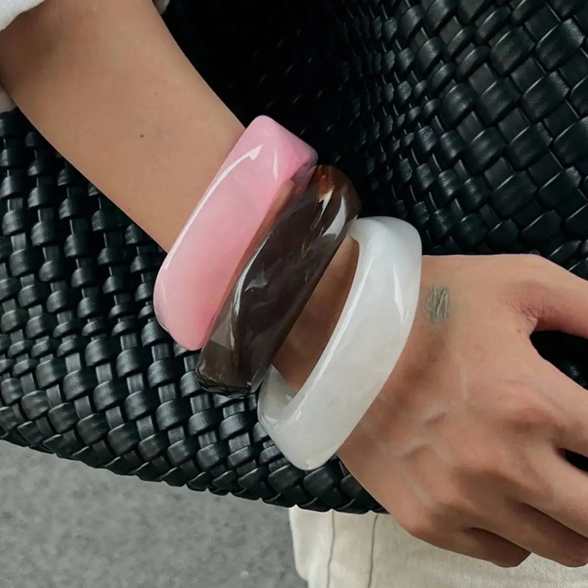 KunJoe 3 أنماط العصرية غير النظامية الاكريليك الراتنج سميكة الإسورة سوار للنساء الإبداعية هندسية واسعة الإسورة اكسسوارات اليد