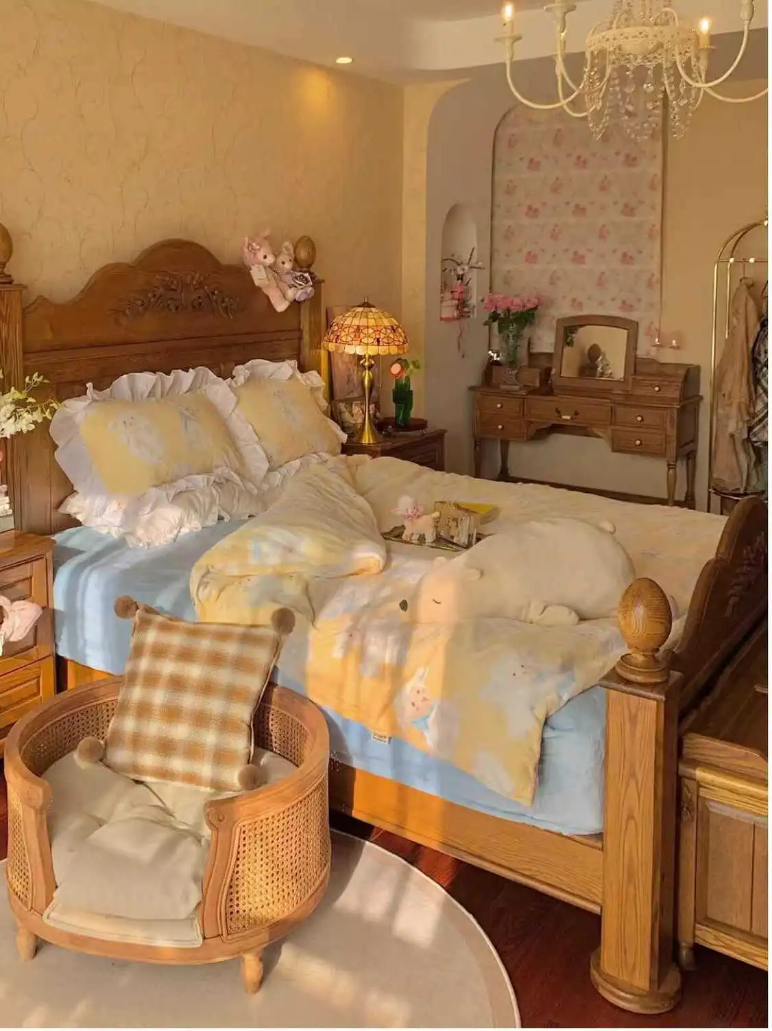 American solid wood double wedding bed French retro oak bedroom children's villa master bedroom princess bed studio shooting