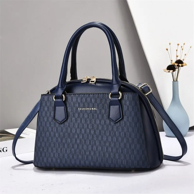 シンプルで上品なデザイナーおむつバッグ、女性用クロスボディバッグ、高級レザートート、大容量、ファッショナブルなレターロゴ、テクスチャード加工