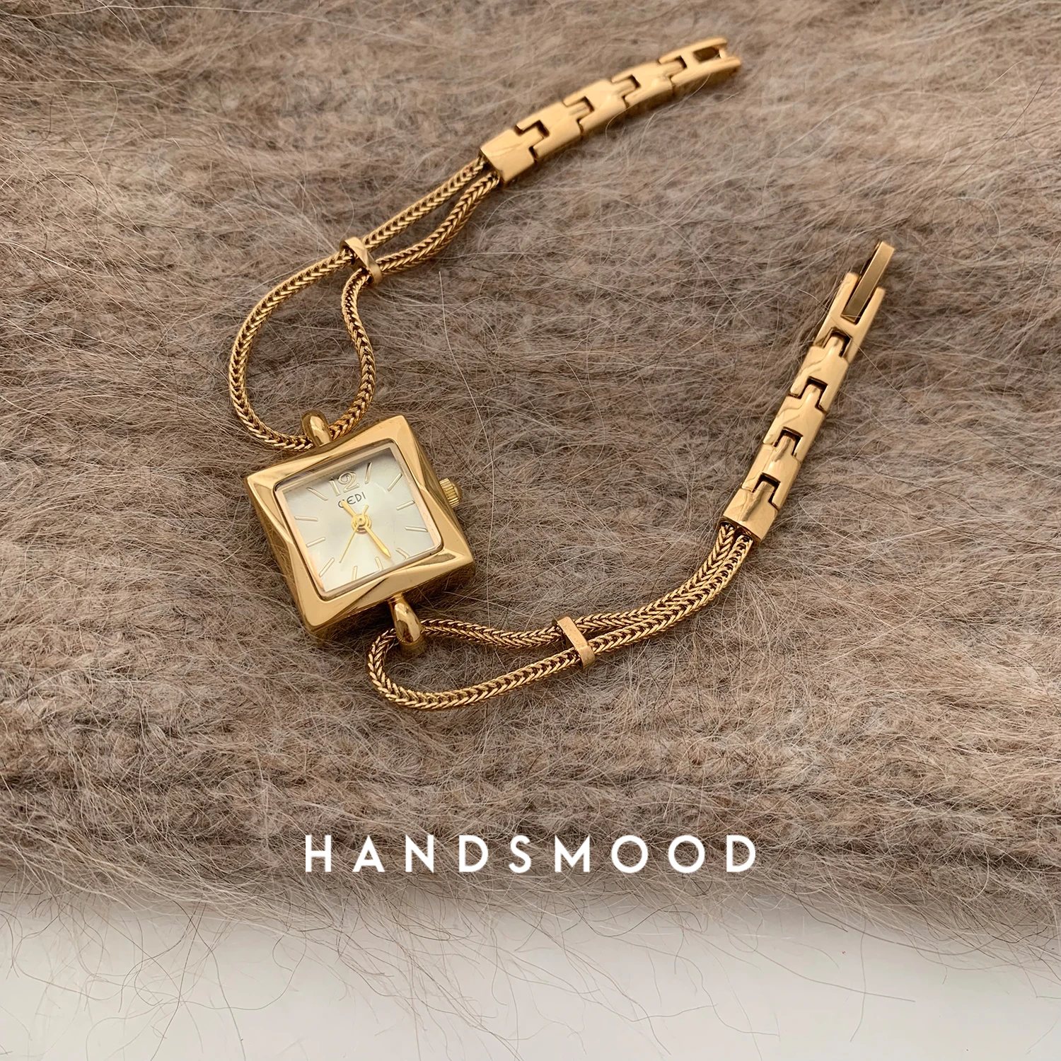 ساعة خفيفة فاخرة مربعة الشكل ذات قرص صغير وسلسلة رفيعة رائعة وراقية للنساء أنيقة وسخية وفريدة من نوعها