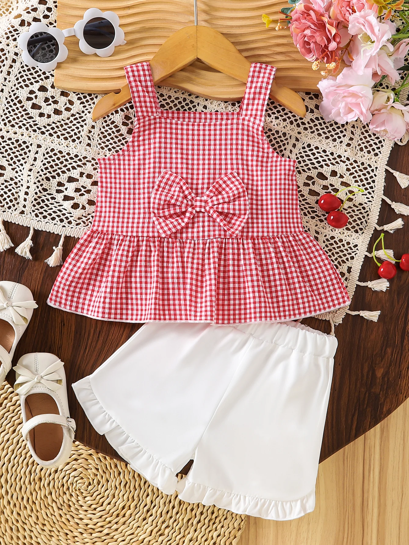 conjunto-de-2-pecas-para-menina-bebe-primavera-verao-2026-top-regata-com-detalhe-de-laco-em-gingham-vermelho-e-branco-e-shorts-brancos-0-4-anos-macio