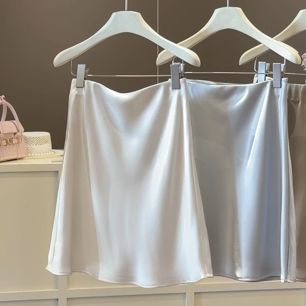 

Глянцевая атласная мини-юбка во французском стиле для женщин, летняя однотонная юбка А-силуэта с высокой талией, элегантная приталенная короткая юбка для леди