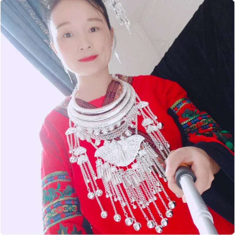 

Китайские этнические танцы перерывают коконы и летающие этнические воротники