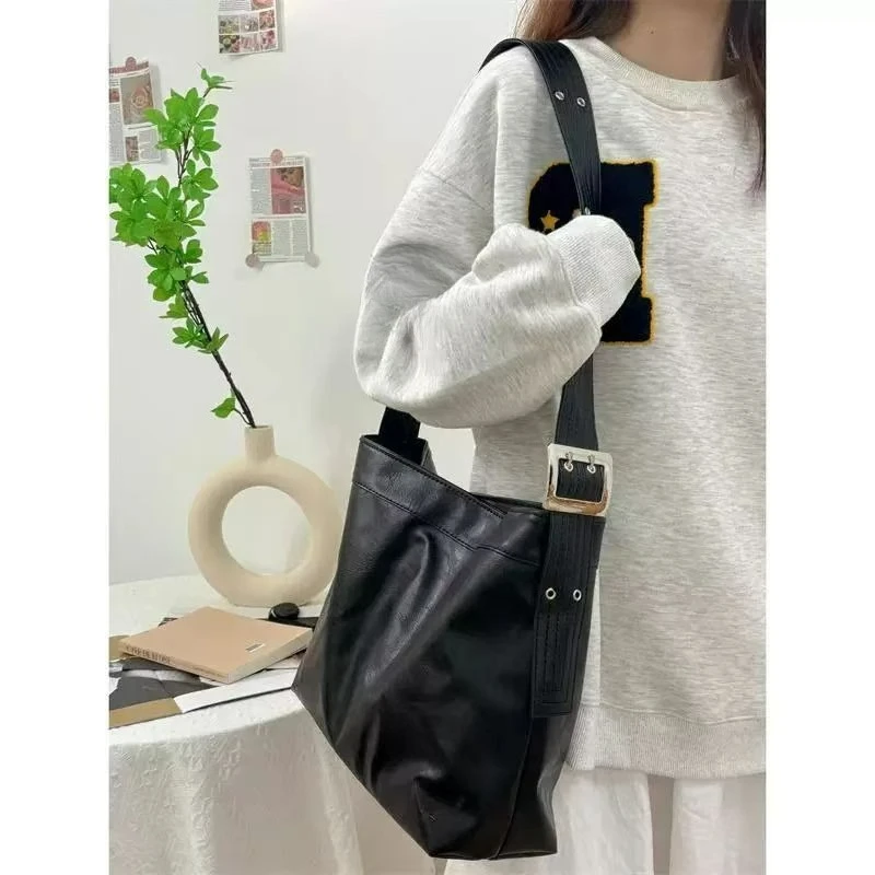 

Retro Commuting Single Shoulder Versatile Crossbody Bag Large Capacity Tote Bags 2025 New