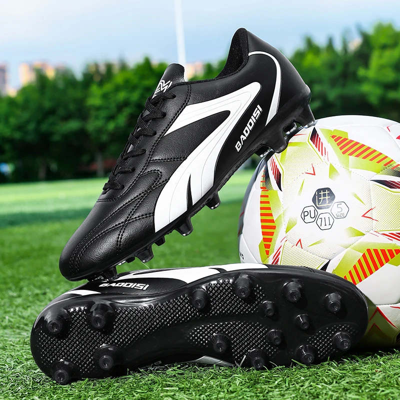 A pair of children's four-season leather soccer shoes with long studs, wear-resistant soccer shoes, sizes 31-44，MZ-8508