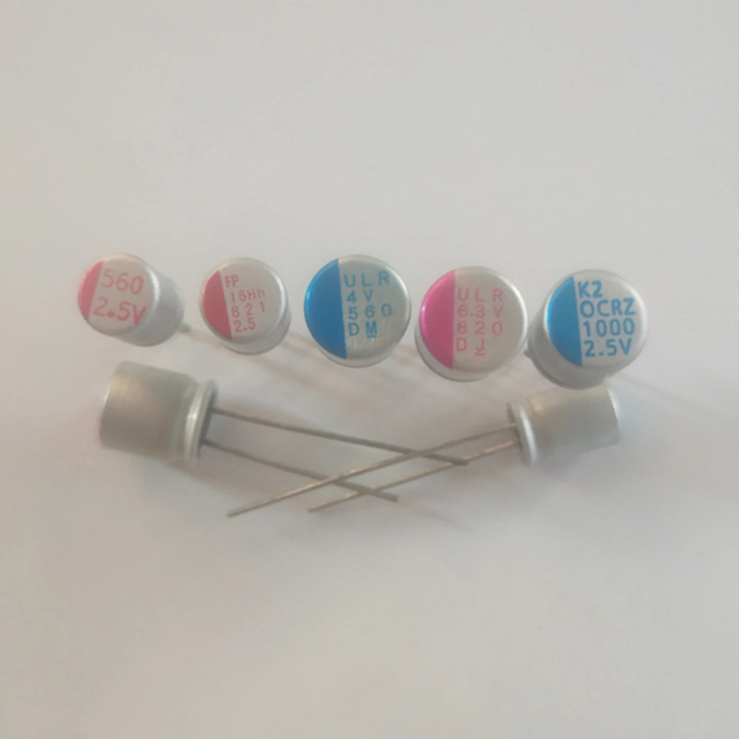 (10 peças) 2.5v 68uf 390uf 560uf 820uf 1000uf 1200uf,4v 330uf 560uf 1000uf capacitor de estado sólido