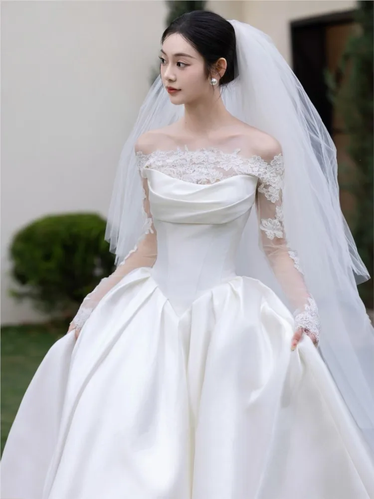 A new one-shoulder light satin long-sleeved main fabric simple strapless dress