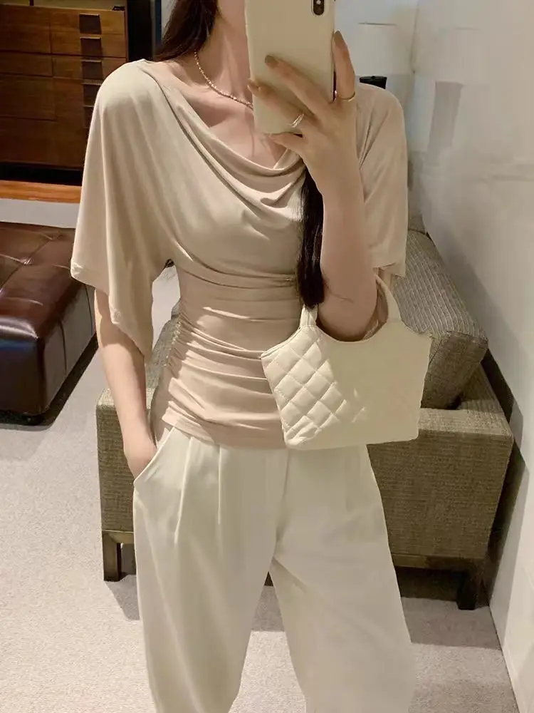 Damen-Top für den Sommer mit Schulterfrei-Ausschnitt und Trompetenärmeln, Schlankes T-Shirt, Elegantes Plissiertes Einfarbiges Pullover-Shirt – Detail 7