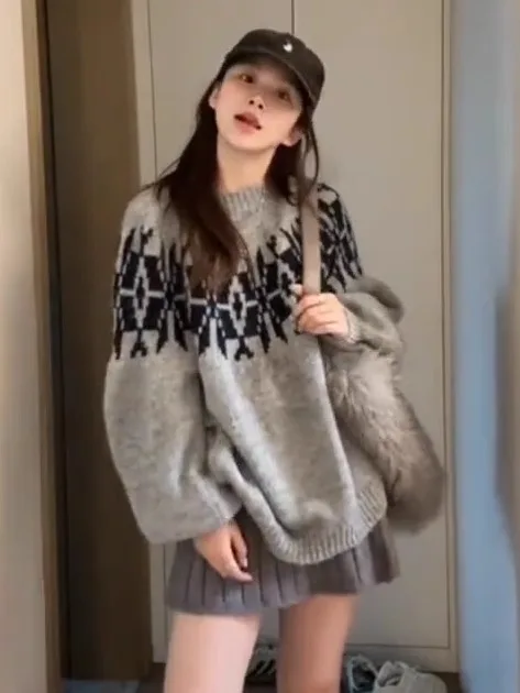 韓国風スレ怠惰なセーター女性の秋冬ソフトルーズラウンドネニットトップ刺繍入りロングスベ暖かいサーマル