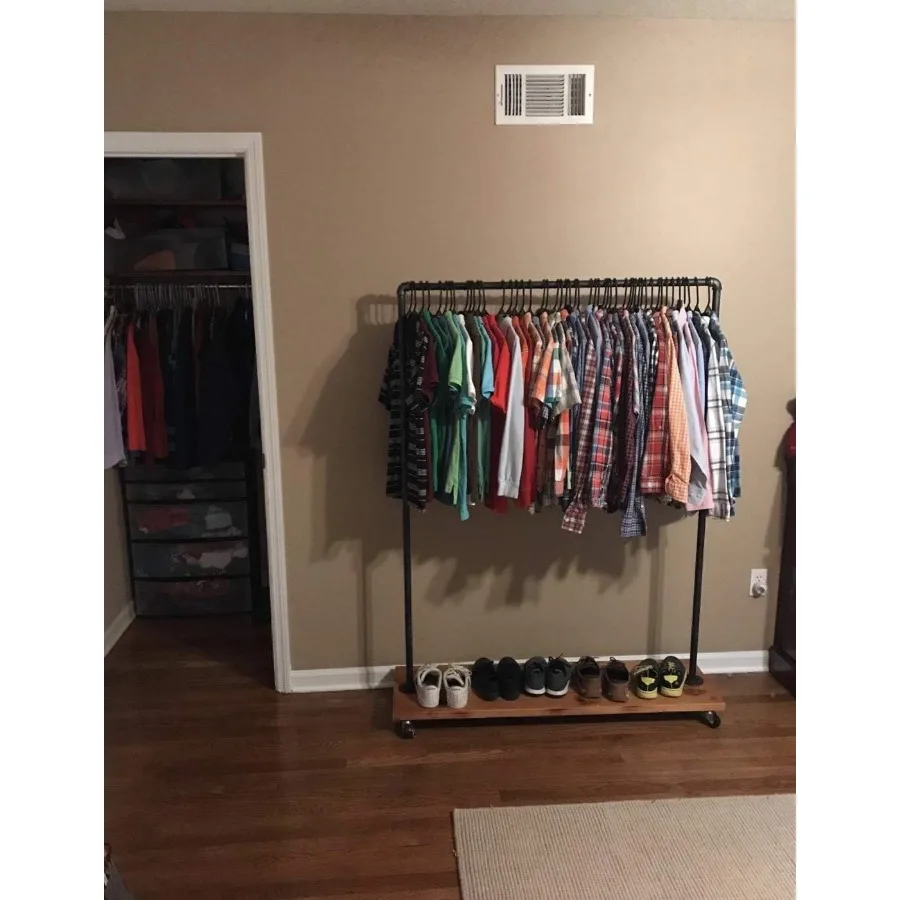 رف الملابس الصناعية للأنابيب مع عجلات لحلول تخزين الطراز العتيق في الاستوديو المنزلي أو المساحات البوتيكية Du