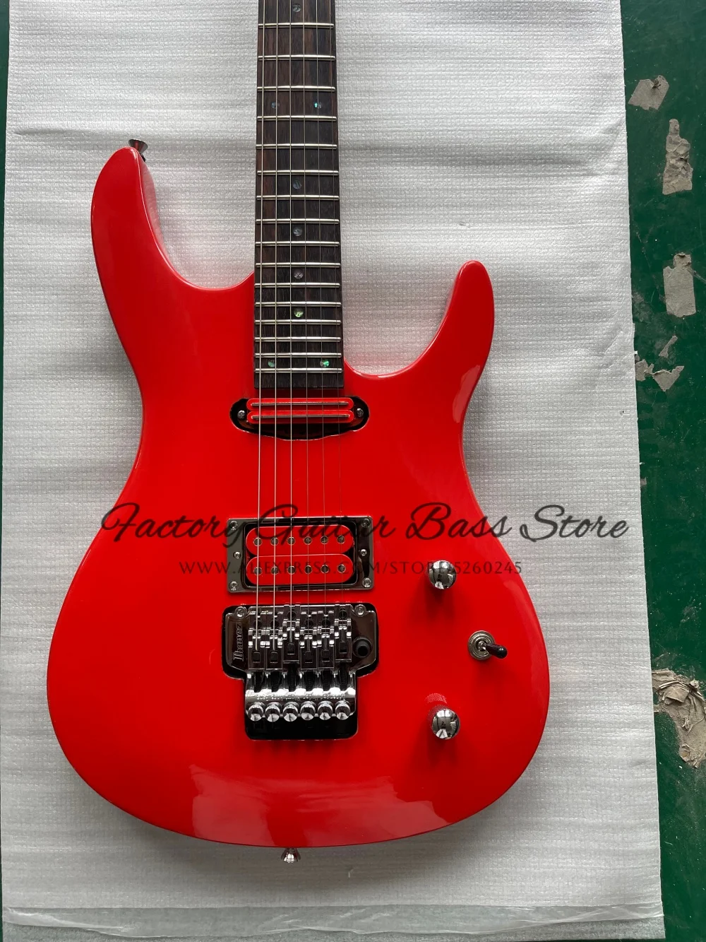 Custom orange red guitar, Tremolo bridge, small dual-track pickups, walnut and maple neck, rosewood fingerboard solid wood body