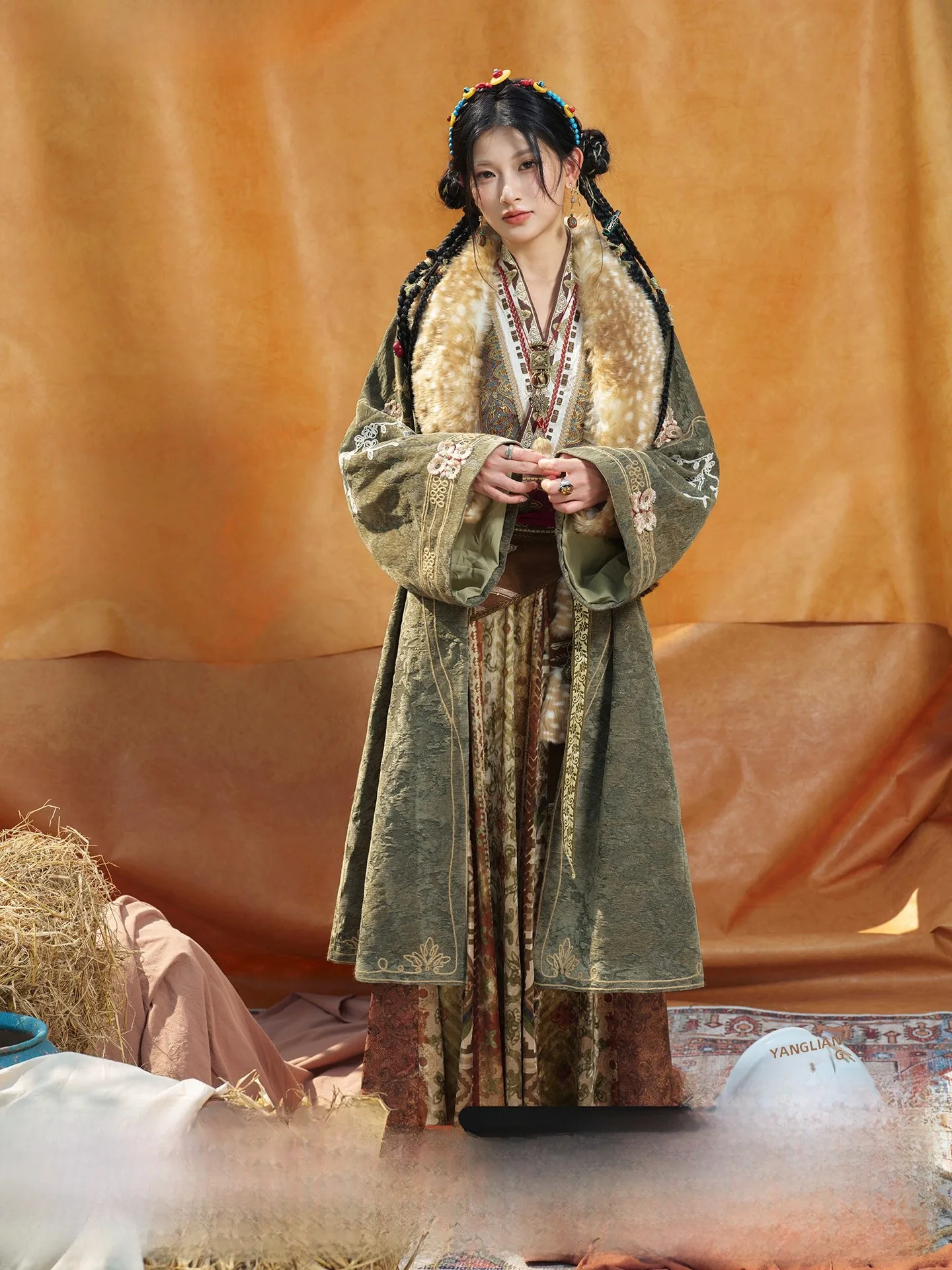 

Новая женская шуба из оленьего меха с вышивкой, прямой воротник, модель «Тринадцать лотосов», для зимы, в стиле «Олень, рычащий в дикой природе»