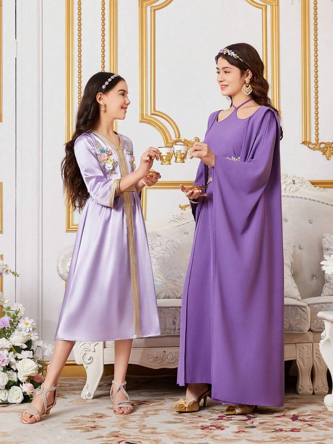 

Фиолетовое вышитое платье-кафтан с воротником-халтер и рукавами-летучая мышь