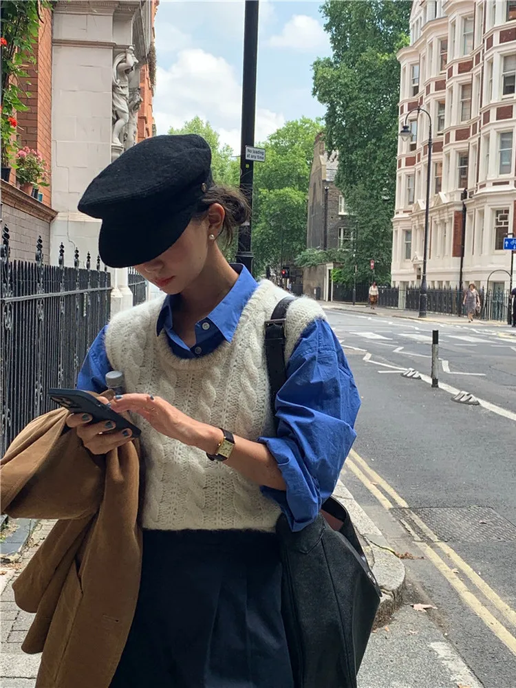 

Зима 2025: Новинка! Женский укороченный вязаный жилет Sle Dongda Gate из чистого трикотажа с круглым вырезом, однотонный, с узором косы, для ношения под одеждой.