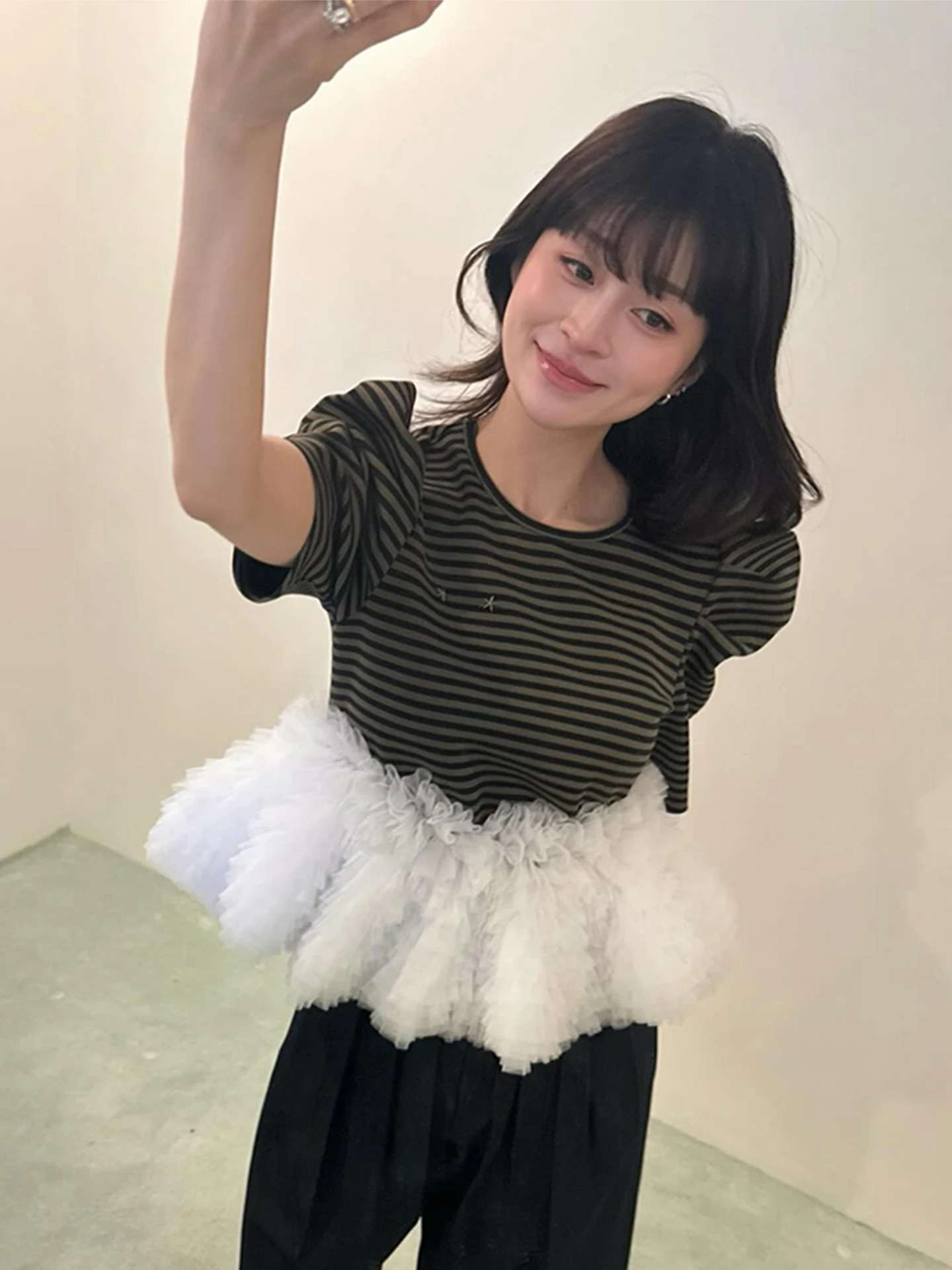 

Новая летняя женская футболка 2026 года в стиле ретро с полосатыми вставками, пышными рукавами, круглым вырезом и коротким рукавом, для повседневной носки