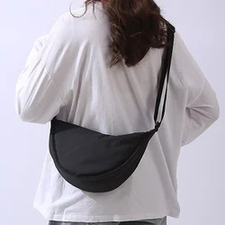Bolso de hombro portátil de nailon para mujer, bandolera acolchada de tela Simple, bolso de viaje, bolso de mensajero, Color sólido