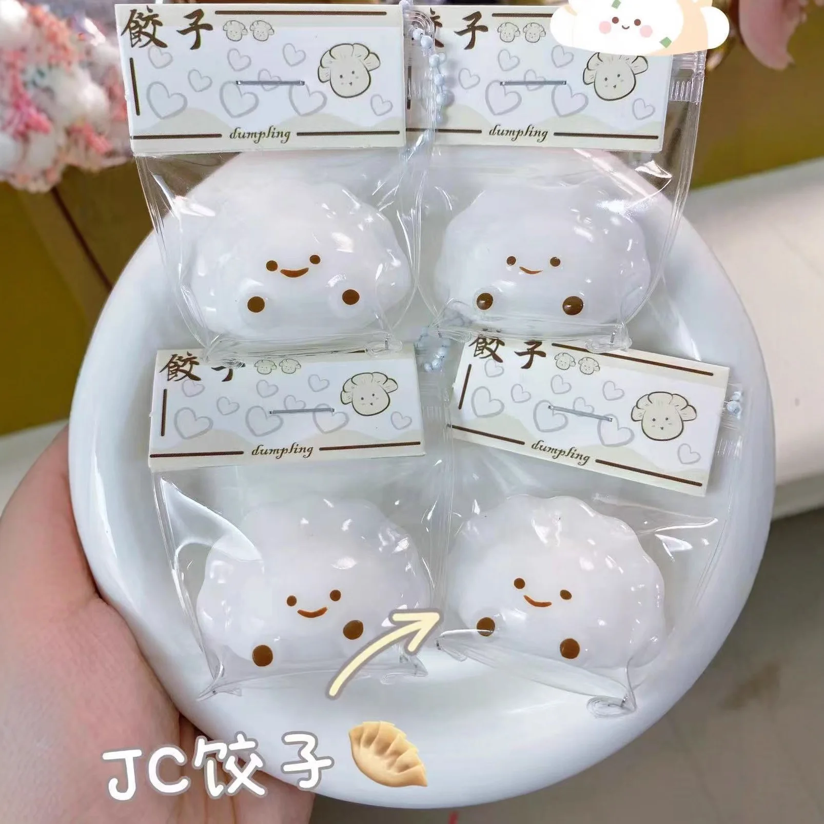 

Милый мини-кулон-игрушка в виде маленького носика Карама, очень мягкий на ощупь, в виде булочек, пельменей, котлет, супермягкий, с эффектом грязи.