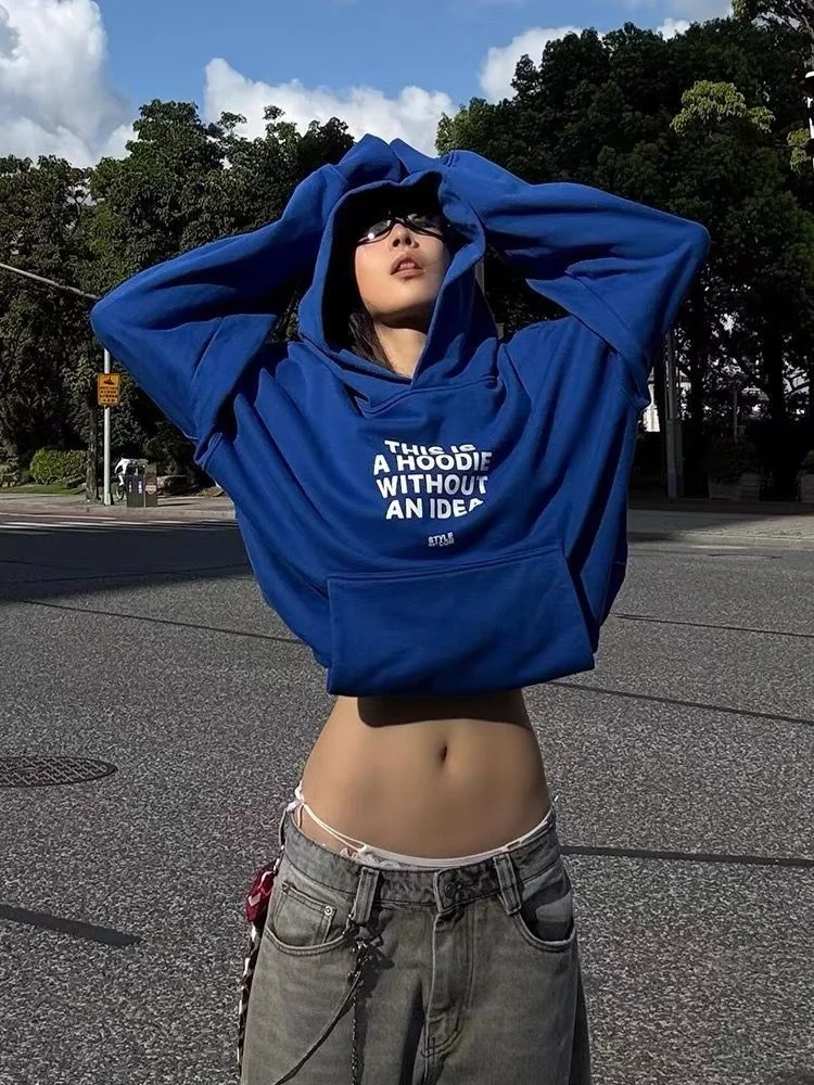 Krótki bluza z kapturem w kolorze królewskiego błękitu - Oversize, długi rękaw, nadruk z literami, styl casual streetwear, moda Y2K, bluza z kapturem, luźne topy na jesień