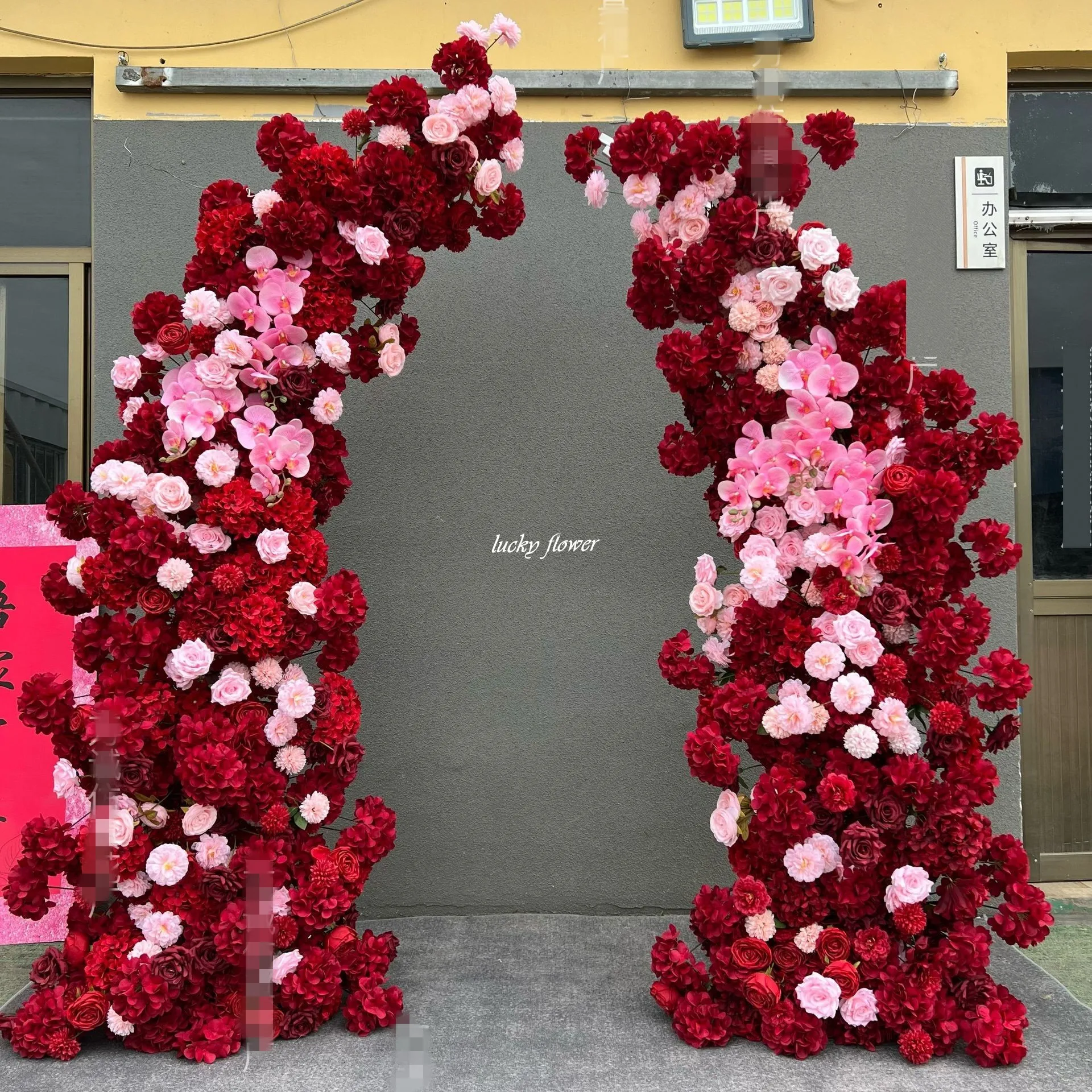 붉은 경적 모양 꽃 행 인공 꽃 웨딩 장식 꽃 배경 배열 꽃 행 아치 장식 파티 소품