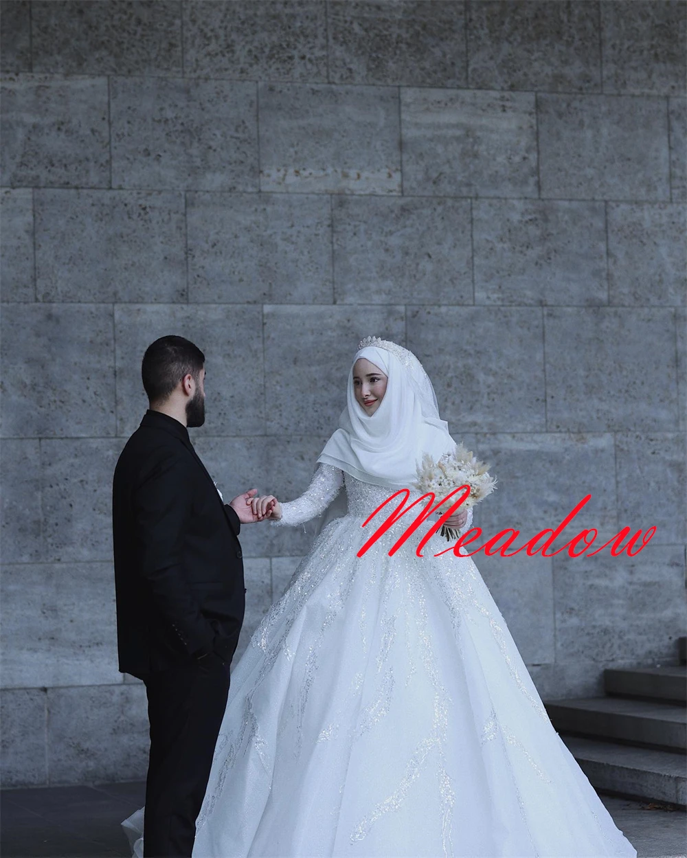 ที่กําหนดเองประณีตสีขาว Organza ชุดแต่งงานคุณภาพสูงคอสูงแขนยาว Chapel Train Sequined ชุดเจ้าสาว