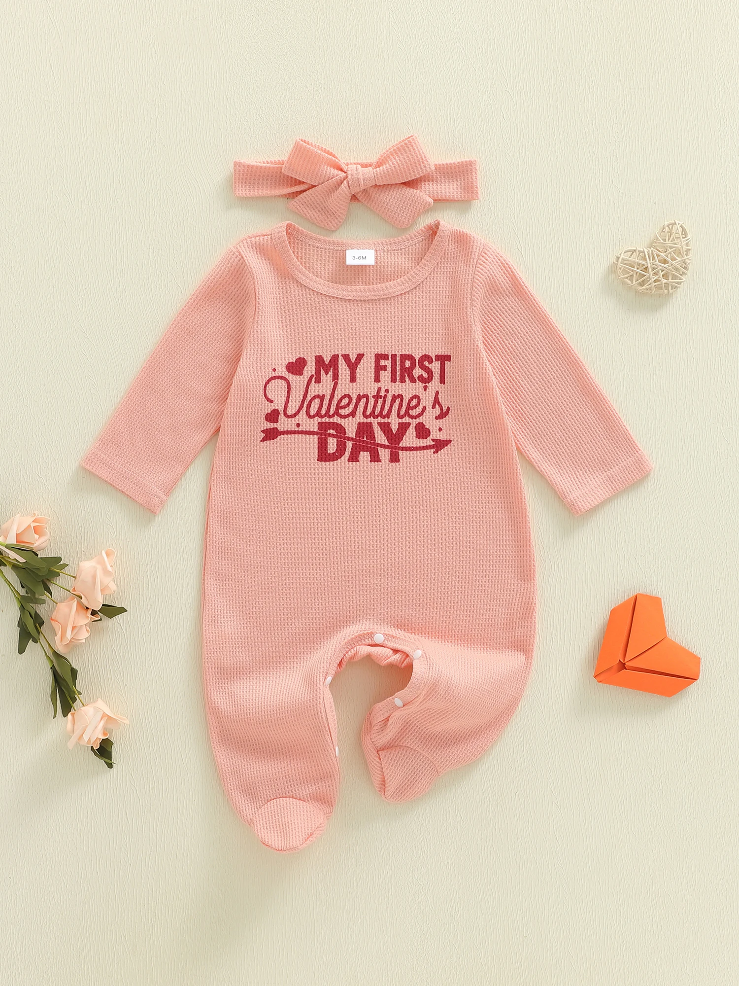 

Очаровательный наряд ко Дню святого Валентина для маленьких девочек, комбинезон с принтом сердца и подходящим бантом, комплект с повязкой на голову для новорожденных