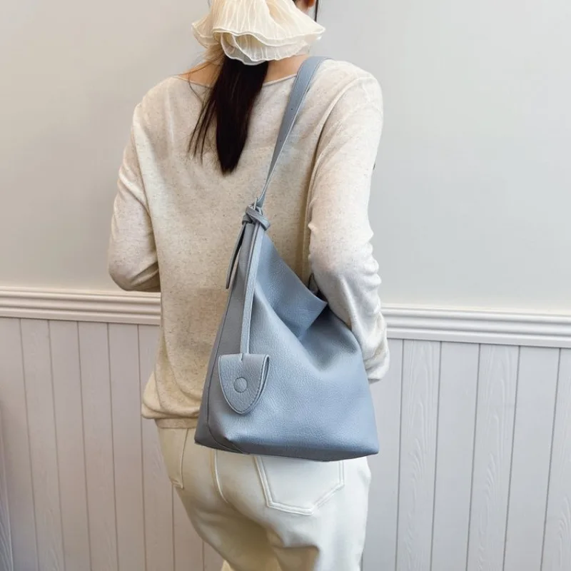 

Компактная женская сумка через плечо небольшого размера, идеально подходящая для вечерних прогулок, удерживающая небольшие предметы первой необходимости