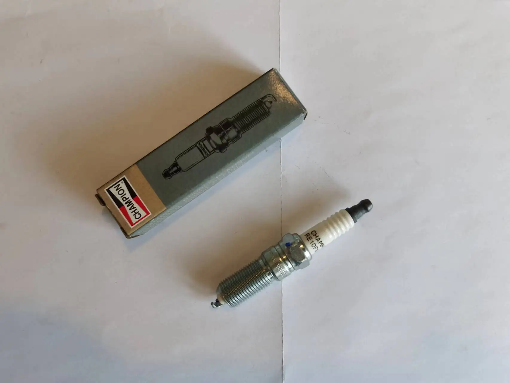 CHAMPION SPARK PLUG 3034/RC12PEC5 4# FOR CHRYSLE 300C/ DODGE 3.5L