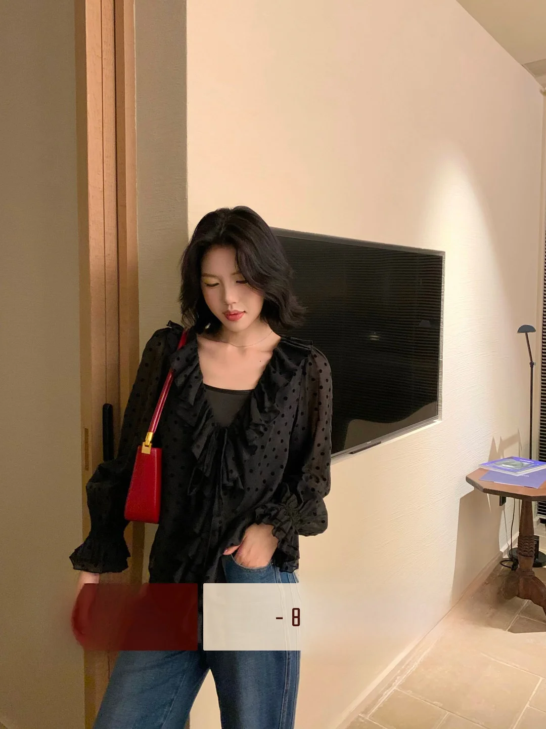 

Сладкий и пикантный комплект из двух предметов: клетчатая рубашка с V-образным вырезом и длинными рукавами, а также топ на бретельках с узором в горошек.