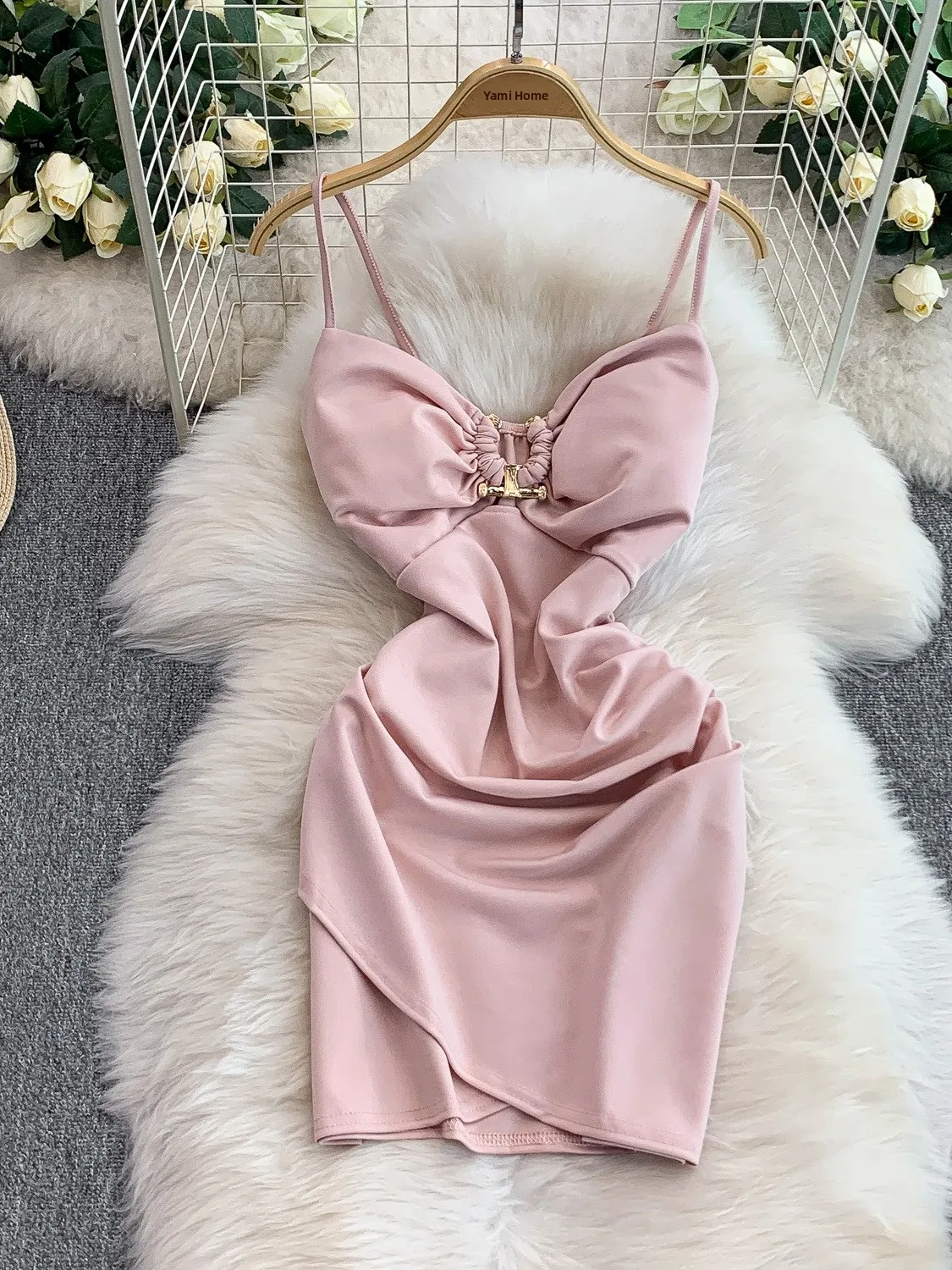 

Новое женское платье с V-образным вырезом и завязками, с подкладкой на груди, утягивающее, с асимметричной короткой юбкой, в корейском стиле, для повседневной носки