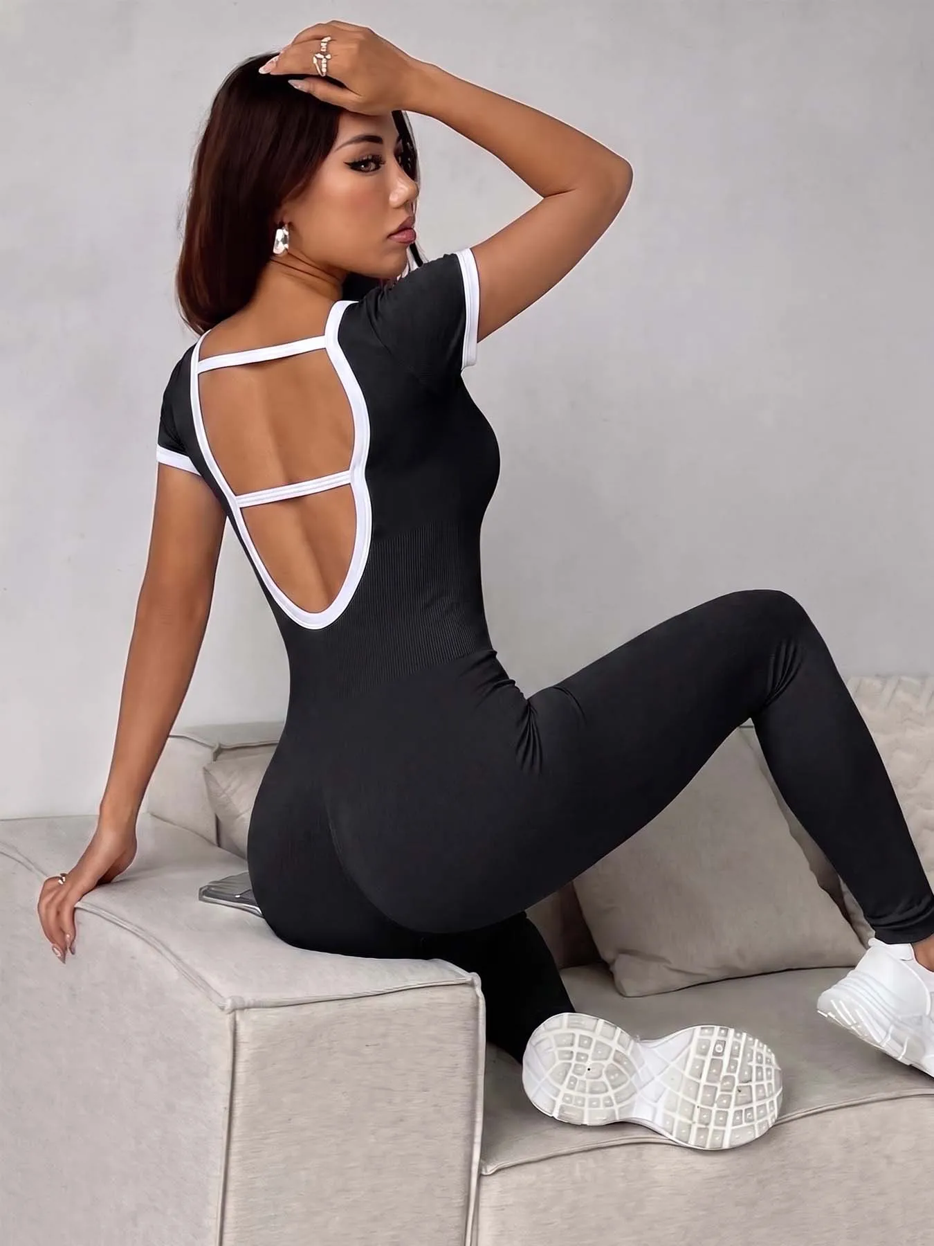Women Seamless Yoga Jumpsuit Contrast White Trim V Neck Short Sleeve Fitness Bodysuit High Waist Tight Workout Gym One Piece Spo
