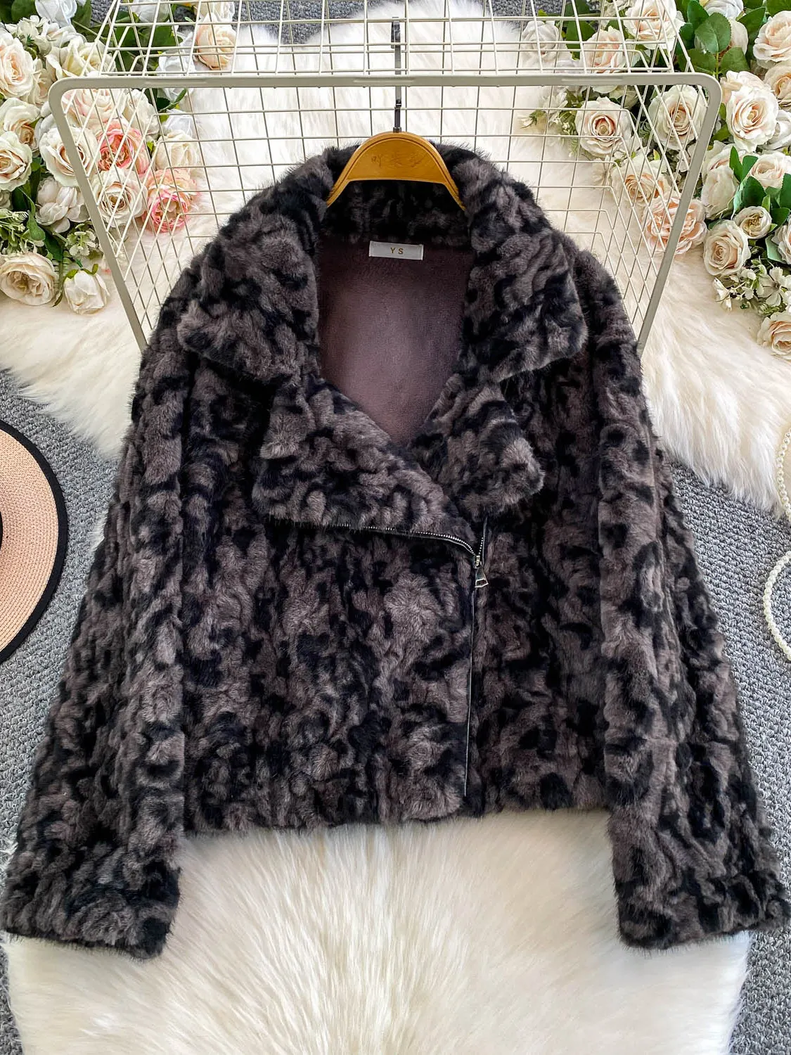 

Heavy-Embroidery Leopard Print Lamb Fur Jaet with Zipper And Tailored Lapel for Women Thiened Loose Slimming Top