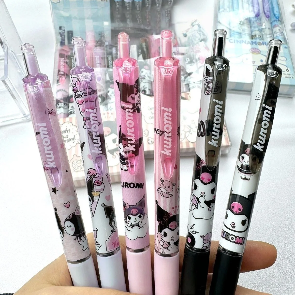 ‌ مجموعة مستلزمات مدرسية جديدة مكونة من 6 قطع من Sanrio Kuromi & Cinnamoroll - هدية مثالية للبنين والبنات! تتضمن أقلام جل سوداء سريعة الجفاف