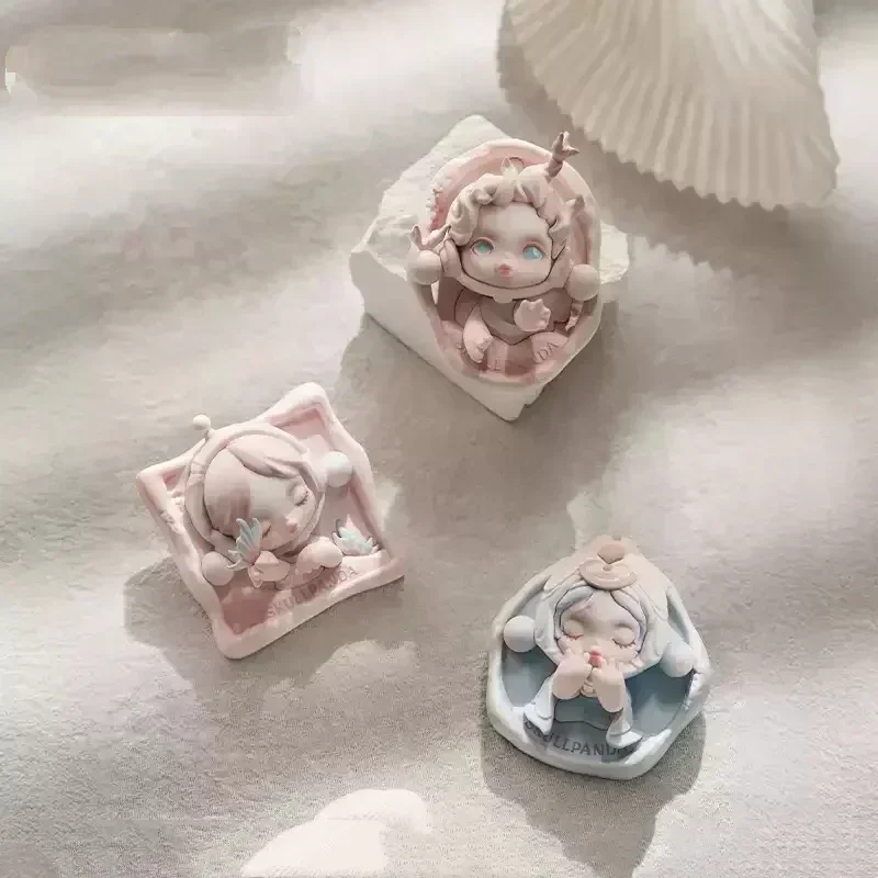 

POP MART SKULLPANDA серия Paradox Mystery Blind Box-Каваи аниме Магнит на холодильник Фигурка Коллекционная игрушечная фигурка