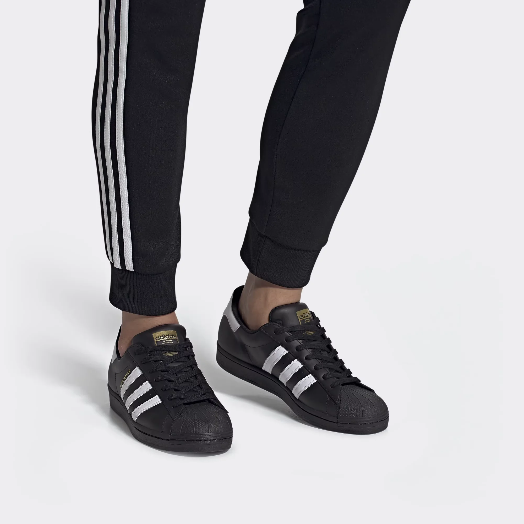 Zapatos Casuales Unisex Adidas SUPERSTAR con Puntera de Concha, Elegantes con Etiqueta Dorada, Clásicos y Cómodos EG4959