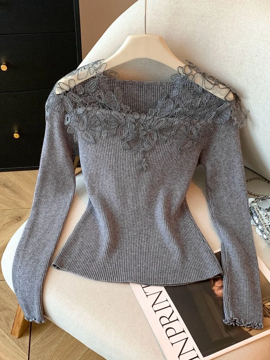 เสื้อไหมพรมถักแบบเปิดไหล่ข้างเดียว แต่งผ้าลูกไม้เนื้อนุ่ม สำหรับผู้หญิง ใส่เป็นเสื้อตัวในช่วงฤดูใบไม้ร่วงและฤดูหนาว ทรงเข้ารูป ช่วยให้ดูผอมเพรียว คอวี แขนยาว