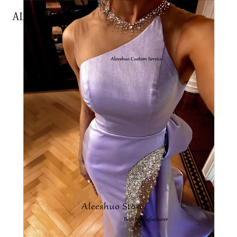 Moderne Satin-Meerjungfrau-Lila-O-Ausschnitt-lange Abendkleider, einfache Falte, Perlenstickerei, Kristall-Illusion, Seitenschlitz, rückenfrei, 2025 Maßgeschneidert