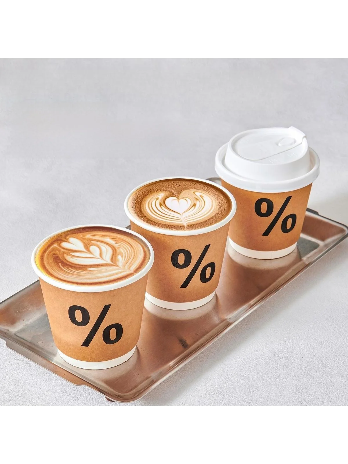bicchieri-di-carta-monouso-di-alta-qualita-con-coperchio-per-bevande-calde-te-al-latte-confezione-in-pelle-dettagli-interni-precisi