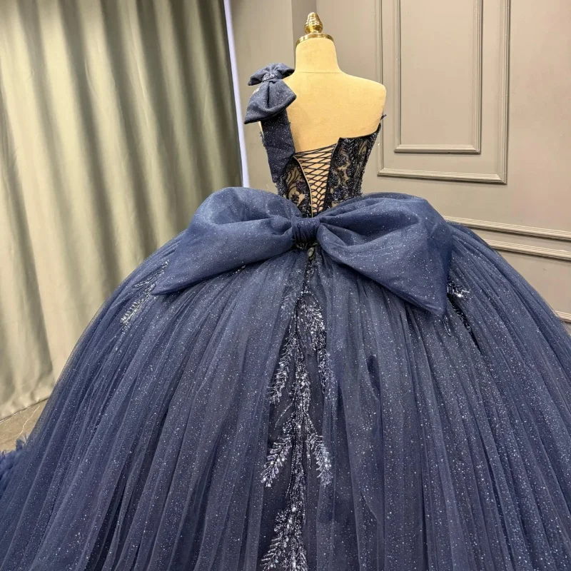 Vestido para quinceañeras azul oscuro brillante con hombros descubiertos, calcomanía con purpurina, capas De encaje, lazo De cola larga, Vestidos De 15 para quinceañeras ﻿ Personaliza