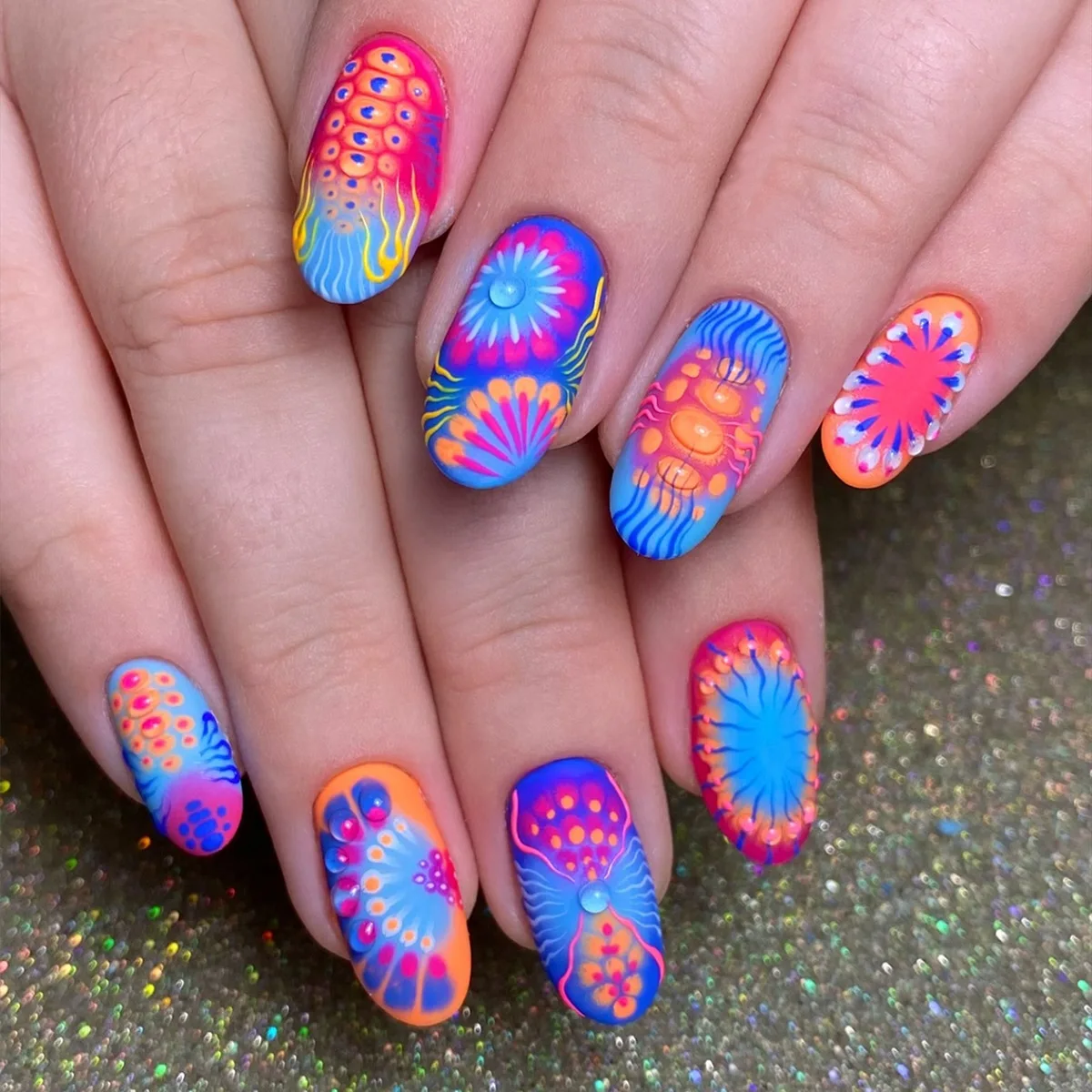 

24PCS Short Oval Fake Nails Psychedelic Color Blooming Bizarre Style Matte Wearable Manicure Press on Nails Unique Artistry 네일