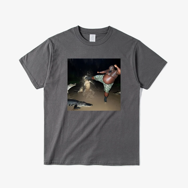 Man Kick Alligator in Swamp T-Shirt Tee Men's Short Sleeve O-neck High Quality Tops Unisex Oversize Casual T Shirt Men Clothes