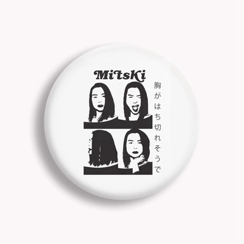 Pop słynny piosenkarz Mitski I LOVE MITSKI broszka do klapy plecaki metalowe broszki śmieszne fanki prezent dla firendów 58mm