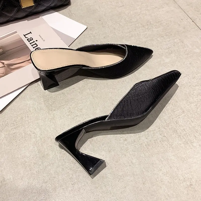 شباشب ماسية بتصميم جديد لصيف 2025، صنادل بكعب سميك بمقدمة مدببة، ملابس خارجية أنيقة للنساء