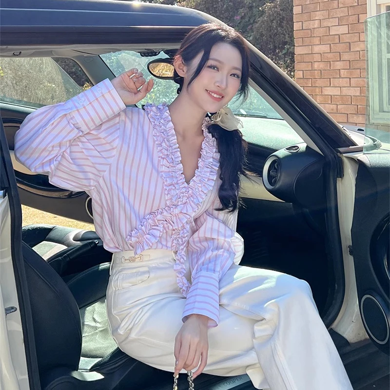 قميص نسائي جديد أنيق فضفاض بأكمام طويلة ومخطط بتصميم متقاطع وحواف مزينة بالزهور، أزياء نسائية عصرية للعمل مصنوعة من ألياف الب...