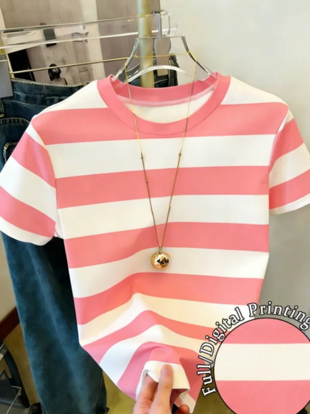 Neues Damen-T-Shirt mit klassischem rosa-weißem Streifenmuster und Rundhalsausschnitt, hautfreundliches, schmal geschnittenes T-Shirt, süßer Casual-Stil für Schule, Strand und Urlaub. – Detail 3