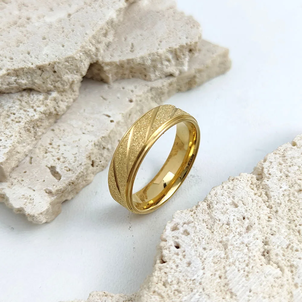 Anillo de hombre chapado en oro de acero inoxidable elegante y encantador, anillo de mujer esmerilado a rayas simples, joyería para fiesta de boda