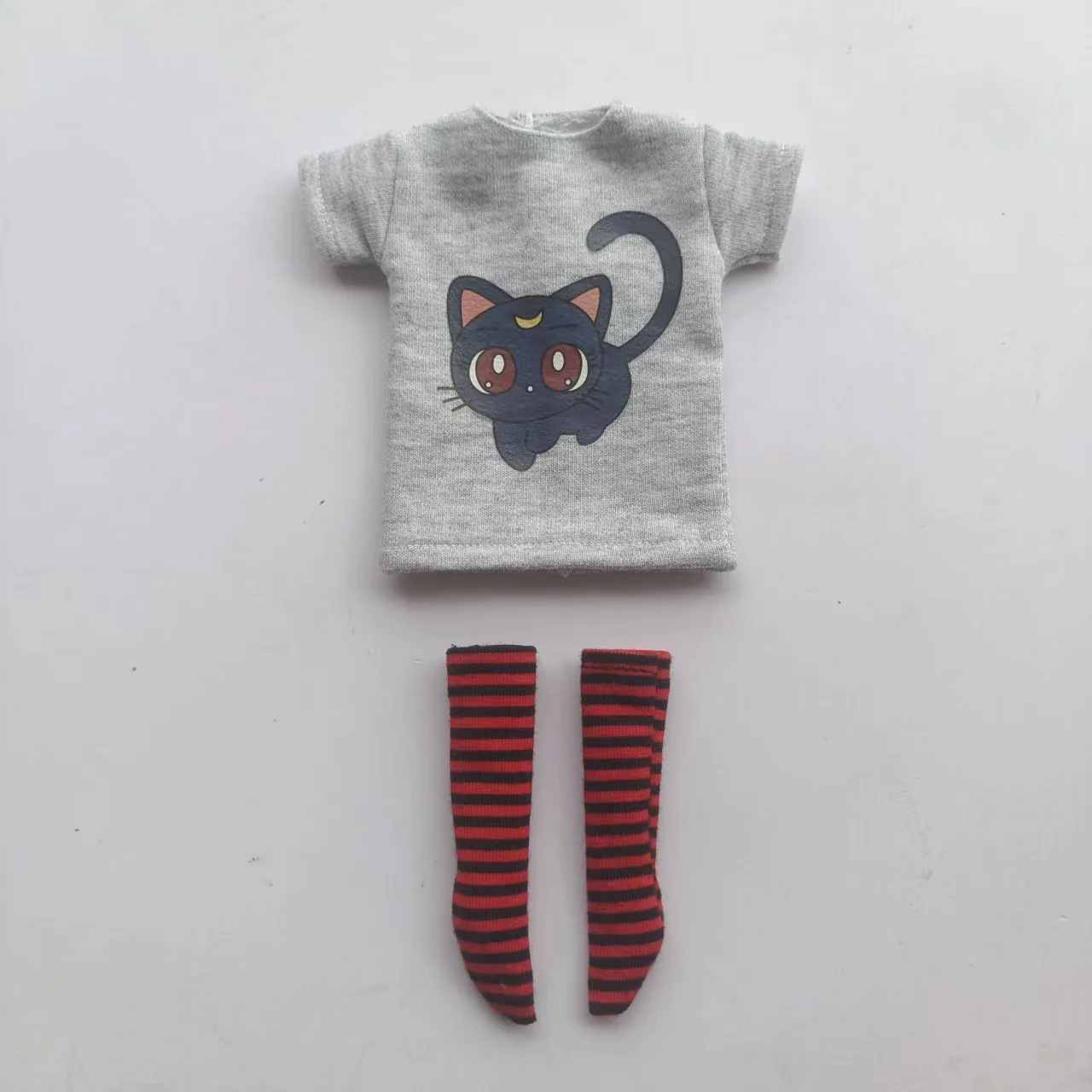 Handgefertigte OB24 1/6 Puppenkleidung, Cartoon-Print Kurzarm-T-Shirt + gestreifte Socken, kann als Zubehör für 1/6 Puppen verwendet werden. – Detail 11