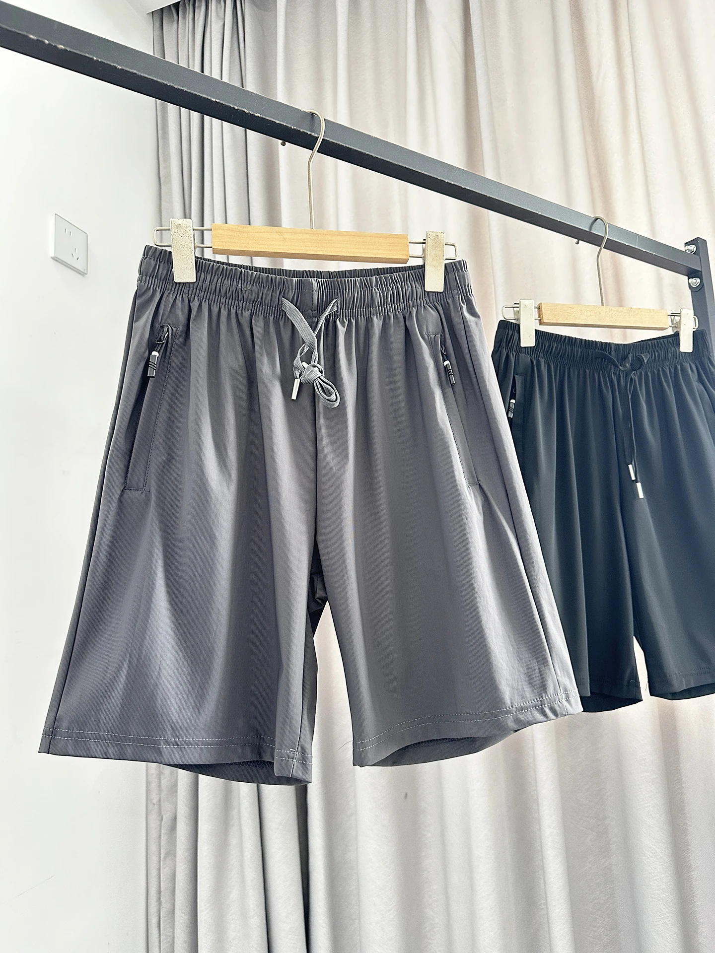 Comfortable Ice Silk Men's Shorts Elastic Waist Loose Fit Summer Fashionable Versatile Casual Shorts Cool Feeling Four-Sided ...