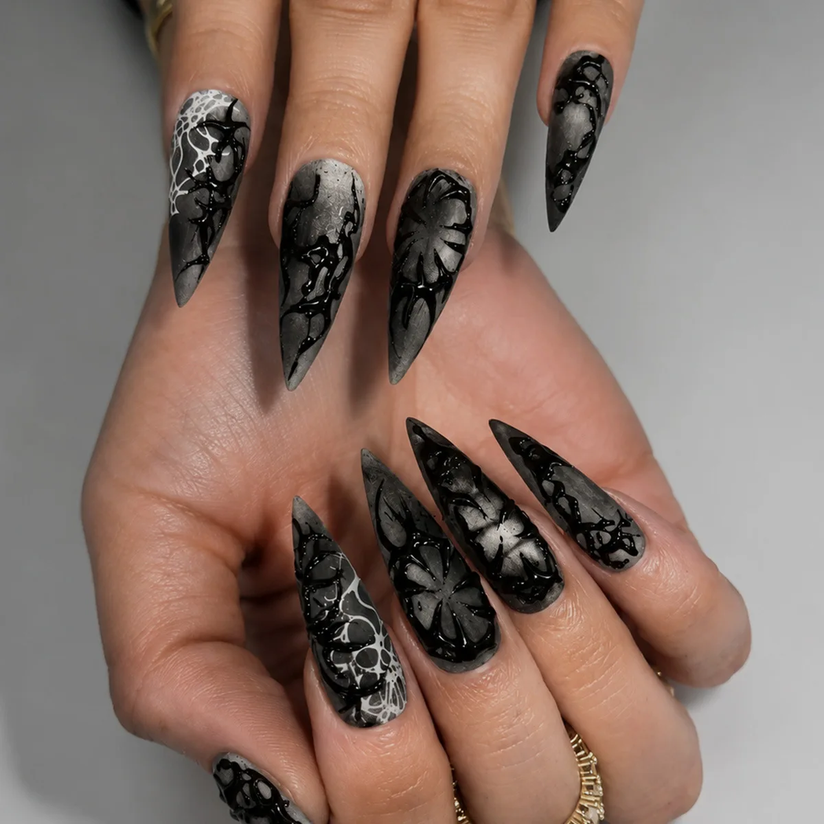 24pcs Halloween Gothic Spider Web Press On Nails Black Grey Gradient Spider Design Fake Nail Long Point False Nail for Women