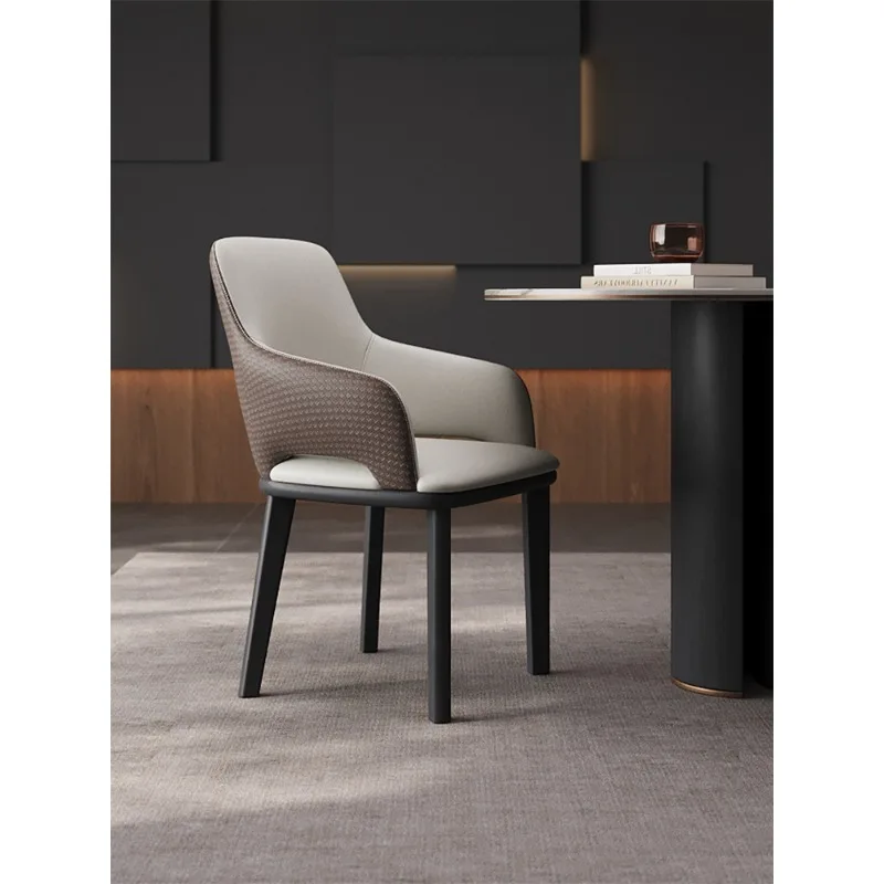 Silla de comedor de madera maciza, silla italiana de cuero ligera de lujo.