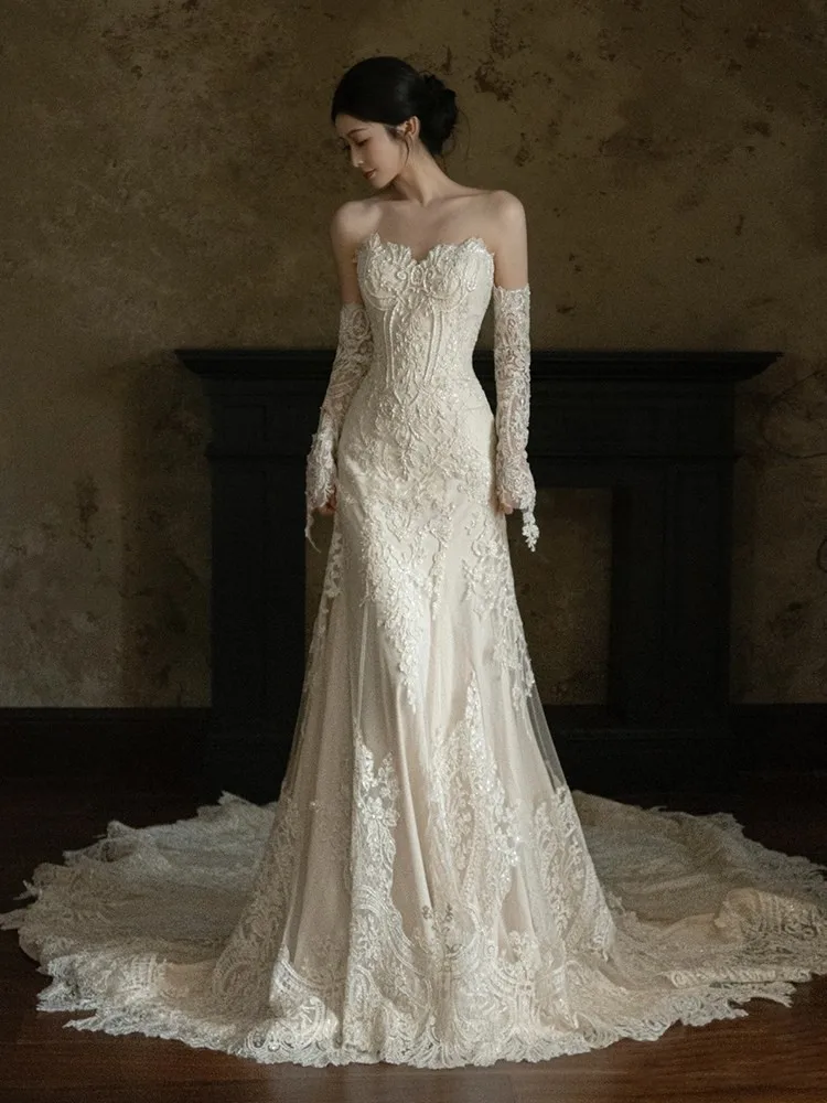 

A new fishtail strapless main fabric light gauze lace elegant dress for going out